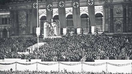 Hitler fährt anlässlich seines 50. Geburtstages im Jahr 1939 an der TH Berlin vorbei, auf einer Tribüne zeigen Hunderte den Hitlergruß