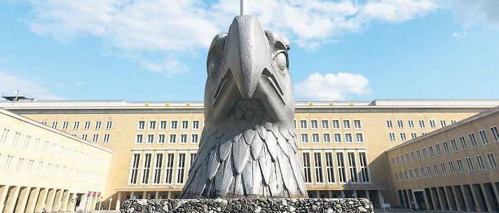 Adler-Skulptur vor dem Flughafen Tempelhof
