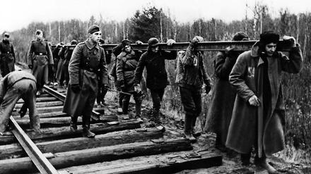 Zwangsarbeiter beim Schienenbau in Osteuropa 1942