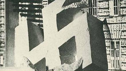 Unterm Hakenkreuz. Viele Lehrende arrangierten sich mit den Nazis. Mit dieser Installation wies die UdK 1983 auf eine Vortragsreihe zu ihrer Rolle ab 1933 hin. 