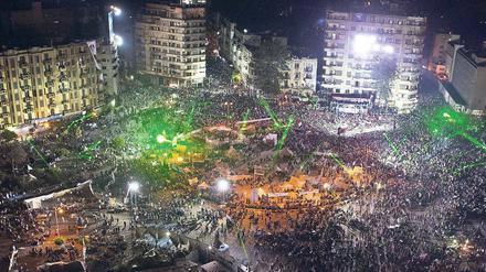 Macht und Ohnmacht. Ägypten hat in kurzer Zeit die Personendiktatur Mubaraks, eine islamische Mehrheitstyrannei (hier Proteste gegen Mursi) und eine Militärdiktatur gesehen. Zur Revolte reicht eine massive Mobilisierung, zur Demokratisierung braucht es mehr.