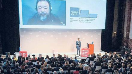 Olafur Eliasson spricht per Skype mit Ai Weiwei.