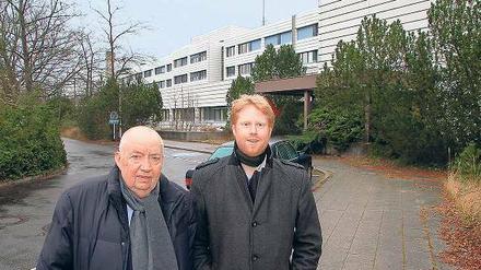  Steffen Terberl (re.) unterstützt Erfinder an der FU. Der Biochemiker Volker Erdmann (links) ist mit seiner Firma bereits in erste neue Labore im ehemaligen Militärhospital eingezogen. Nach der Sanierung soll es 700 Arbeitsplätze geben. 