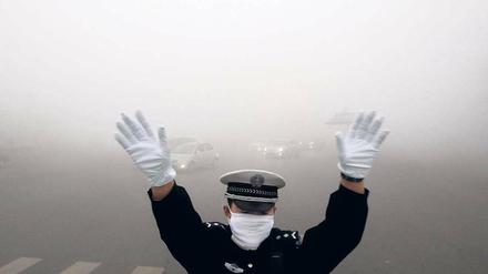 Lebensgefährlich. Nicht nur das Atmen fällt im beißenden Nebel schwer. Der Smog schränkt auch die Sicht der Autofahrer ein. 