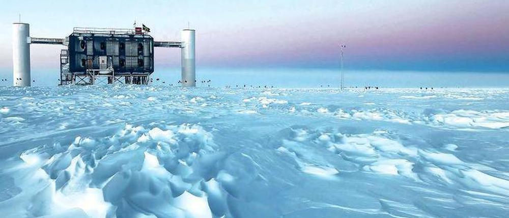 Spitze des Eisbergs. Unter diesem Forschungslabor am Südpol erstreckt sich der riesige Neutrino-Detektor „IceCube“. 