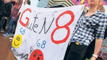 Schüler nehmen an einer Demonstration gegen die verkürzte Schulzeit bis zum Abitur teil.