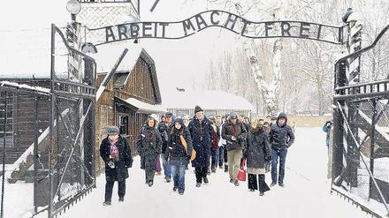 Die Bildungspolitikerin Sylvia Löhrmann besucht mit einer Schulklasse die Gedenkstätte des Vernichtungslagers Auschwitz.