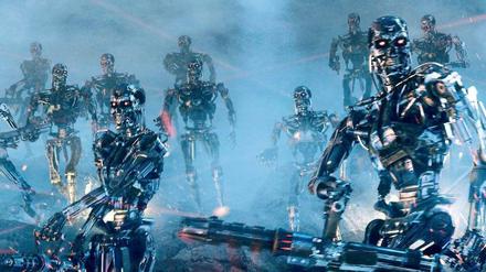 Angriff der Killermaschinen. Szenarien, in denen sich Roboter gegen die Menschheit auflehnen, wie im Film „Terminator 3“ halten Forscher für unwahrscheinlich. Doch der Einsatz von Kampfrobotern im Krieg macht manchen Wissenschaftlern Angst. 