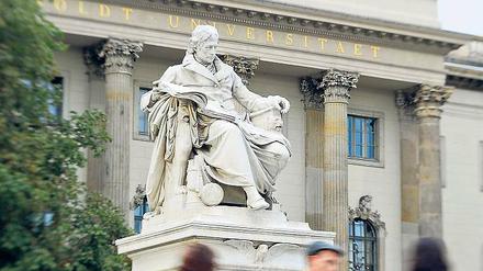 Das Denkmal des Universitätsgründers Wilhelm von Humboldt vor dem Hauptgebäude Unter den Linden.