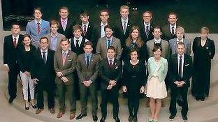 Vorstandsmitglieder der Bewegung libertärer Studierender Europas, korrekt gekleidet in Anzug, Kleid oder Kostüm.
