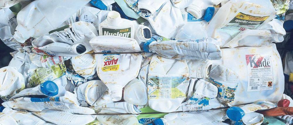 Rohstoff. Plastik wird zum überwiegenden Teil aus Erdöl hergestellt. Wird der Abfall nicht recycelt, könnte daraus ein flüssiger Brennstoff hergestellt werden, der Häuser heizt oder Lkw antreibt, hoffen Entwickler einer Schweizer Firma. 