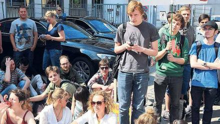Stoppzeichen. Mit einer Sitzblockade störten Studierende in Magdeburg jetzt den Besuch des Ministerpräsidenten. 