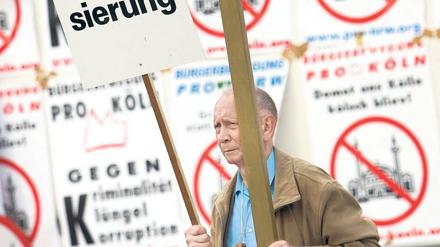„Rohe Bürgerlichkeit“. Die Propaganda der Rechtspopulisten (hier eine Demonstration im Jahr 2009 gegen den Bau einer Moschee in Köln) stößt im gutsituierten Mittelstand durchaus auf Gehör, sagt Andreas Zick. Foto: dpa