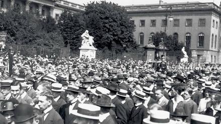 Aufmarsch 1914 vor der Berliner Universität.
