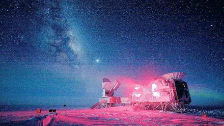 Teleskop am Südpol. Die kosmische Hintergrundstrahlung, auf die sich die Forscher berufen, wurde vom Spezialteleskop „Bicep“ an der US-Antarktisstation vermessen. 