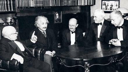 Die Nobelpreisträger Walther Nernst , Albert Einstein, Max Planck, Robert Millikan und Max von Laue (von links nach rechts) im Gespräch.