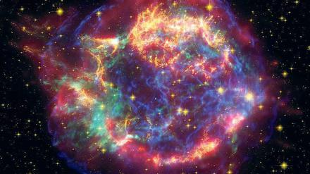 Ein Foto der Supernova Cassiopeia A. Das Beobachten entfernter Supernovas war wegweisend für die Entdeckung, dass das Universum sich ausdehnt.