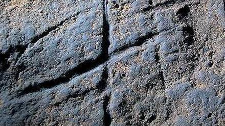 Kratzer. Das Muster in der Gorham-Höhle ist mehr als 39 000 Jahre alt. 