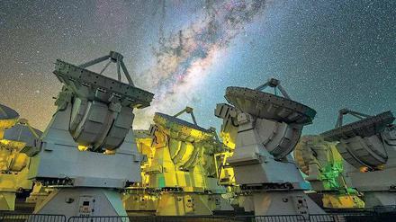 Überall Bio. Mit den Antennen des Alma-Observatoriums in Chile haben Forscher Vorstufen von Biomolekülen im Zentrum unserer Milchstraße entdeckt.