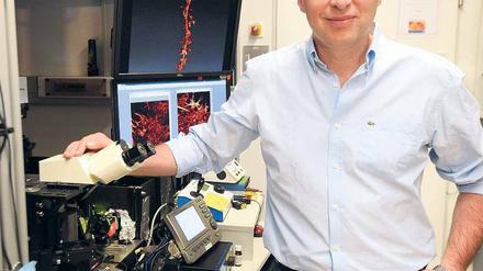 Stefan Hell an dem von ihm entwickelten STED-Mikroskop kurz nach Bekanntgabe des Nobelpreises.