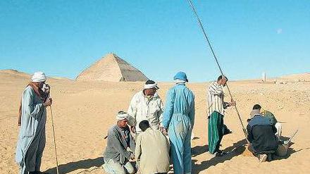 Lokale Mitarbeiter des DAI in Ägypten nehmen Probebohrungen nahe einer Pyramide vor.