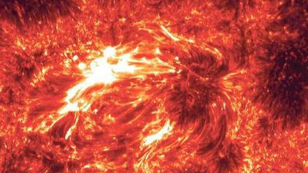 Eine vom Weltraumteleskop „Iris“ aus gemachte Aufnahme einer Region mit Sonnenflecken.