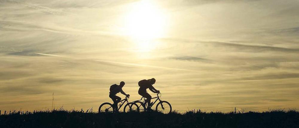 Licht tanken: Auch im Herbst gibt es noch ausreichend Gelegenheit für diese Radfahrer, die Vitamin-D-Speicher an der frischen Luft aufzufüllen.