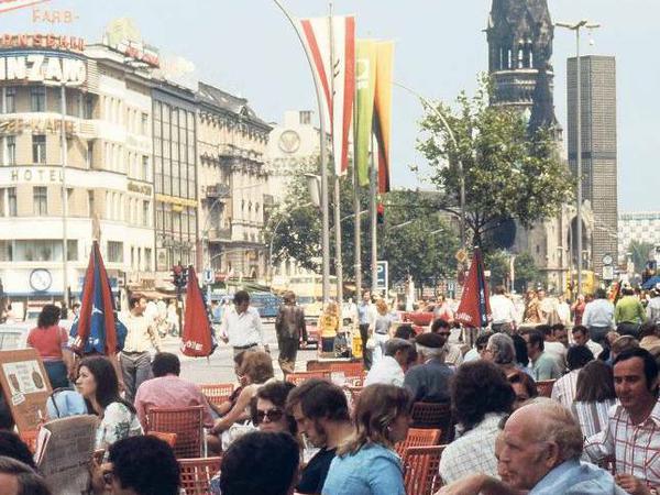 Die Straßen einer Stadt spiegeln soziale Prozesse wider. Kurfürstendamm und Gedächtniskirche gehören zu den symbolisch aufgeladenen Orten West-Berlins.