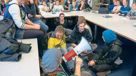Empört euch! Studierende der FU Berlin besetzen im November 2012 nach einer Vollversammlung den Akademischen Senat der Uni. Sie wehren sich gegen „Zwangsexmatrikulation“ und Prüfungsdruck in der neuen Rahmenstudien- und prüfungsordnung.