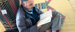Der Koran – eine Quelle des Friedens oder der Gewalt? Wer so nach einer Essenz des Islam fragt, übersieht die vielen historischen, sozialen und politischen Kontexte, die menschliches Handeln prägen. Das Foto zeigt einen Moslem in Tunis.