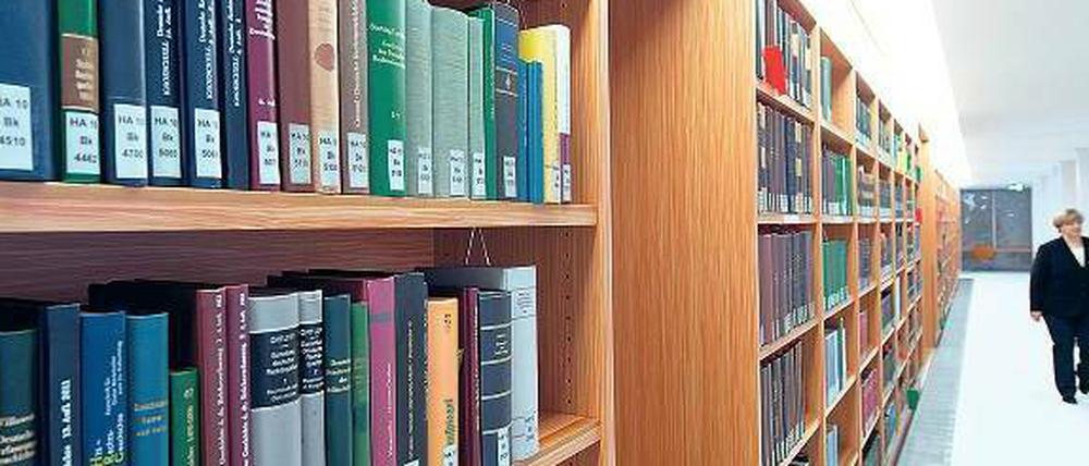 Hinter den Regalen. Als die Stabi ihre Einträge aus den Jahren 1933–45 sichtete, erhärtete sich bei 11 000 Titeln der Raubgut-Verdacht. Die Preußische Staatsbibliothek spielte in der NS-Zeit eine zentrale Rolle bei der Verteilung enteigneter Bücher. 