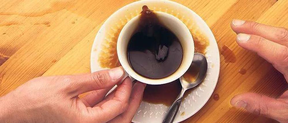 Parkinson-Probleme im Alltag: Kaffee wird verschüttet, weil die Hand zittert.