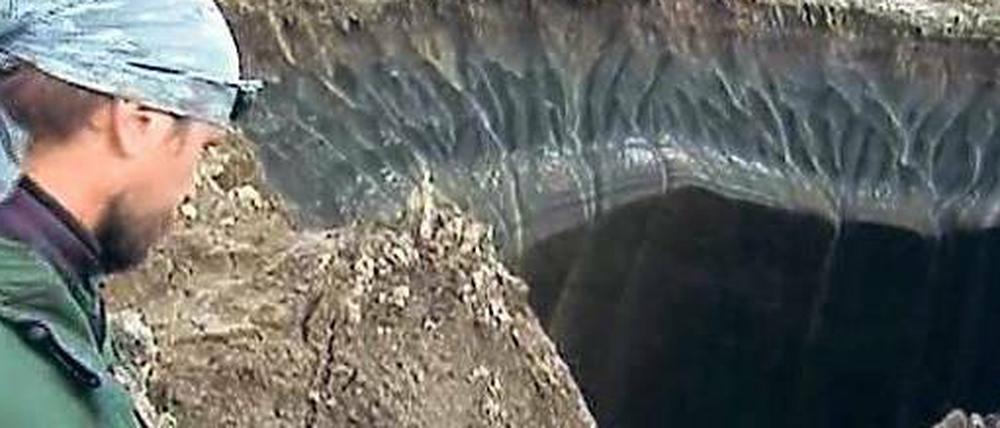 Bis zu 70 Meter tief können die mysteriösen Löcher im Permafrostboden sein. Der Abstieg in die Krater kann für Forscher gefährlich werden.