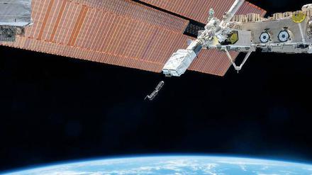 Cubesats werden von der ISS ins Weltall entlassen. 