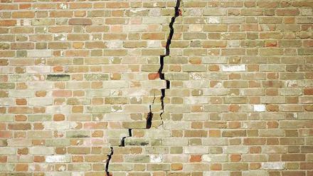 Riss im Gemäuer. Bei Erdbeben, die die von Menschen herbeigeführt werden, können durchaus Schäden an Gebäuden auftreten. Die meisten sind jedoch von geringerer Intensität. Aber sie sind wahrnehmbar - auch das verunsichert die Menschen. 