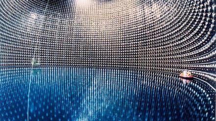 Metamorphosen. Um die Verwandlung der Neutrinos zu beobachten, wurde der japanische Super-Kamiokande in einer alten Zinkmine gebaut. Der 40 Meter hohe Tank ist mit 50 000 Tonnen reinstem Wasser gefüllt, an den Wänden befinden sich 11 000 Lichtsensoren. 