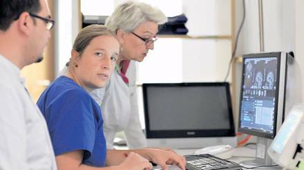 Patient im Blick. In einer Abteilung für Radiologie der Charité werden digitale Patientenaufnahmen auf dem Bildschirm begutachtet.