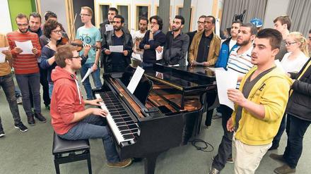 Engagiert. Musikhochschulen unterstützen Flüchtlinge – etwa indem sie ihnen wie hier in Trossingen singend Deutsch beibringen. 