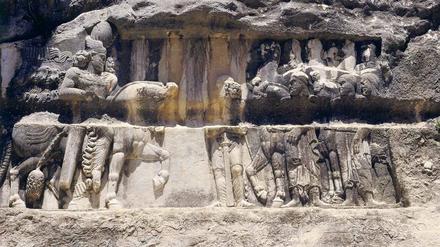 Große Zeiten. Das Relief zeigt, wie der Großkönig der Perser Schapur I. im 3. Jahrhundert die Römer besiegt. 300 Jahre später zerfiel das Neupersische Reich, mutmaßlich mitverursacht durch Klimaänderungen. 