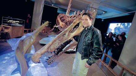 Der Spino-Versteher. Der gebürtige Berliner Nizar Ibrahim entdeckte 2013 in Marokko Reste eines Spinosaurus. Eine vollständige Rekonstruktion des 15 Meter langen Raubsauriers, der vor 100 Millionen Jahren lebte, ist nun im Naturkundemuseum zu sehen. 