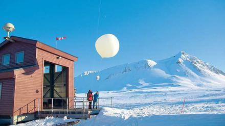 Start einer Ozonsonde an einem Heliumballon auf Spitzbergen. 