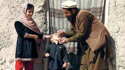 Tropfen gegen die Lähmung. Ein Impfhelfer beim Einsatz in Afghanistan, einem der letzten Länder mit Polio. 