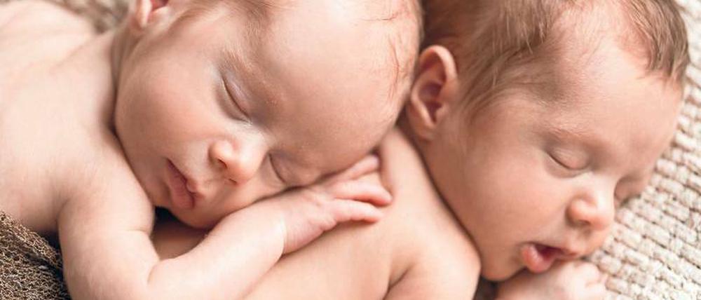 Schlafen ist gesund. Ganz besonders gilt das für kleine Kinder wie diese neugeborenen Zwillinge.