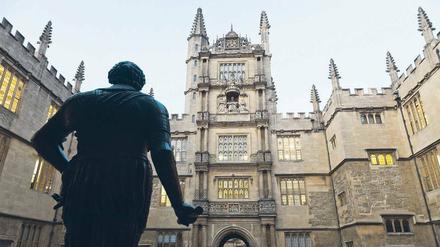 Eine Skulptur steht vor einem historischen Universitätsgebäude in England.