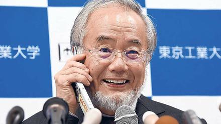 Anruf vom Chef. Kurz nach Bekanntgabe des Nobelpreises gibt Yoshinori Ohsumi eine Pressekonferenz – und bekommt einen Anruf vom japanischen Premierminister Shinzo Abe.