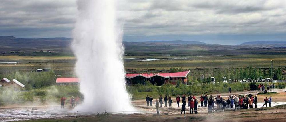 Kochend heiß. Das Wasser eines Geysirs (hier auf Island) erreicht Siedetemperatur – oder liegt auch darüber.