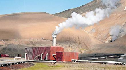 Geothermale Energie ist Islands wichtigste Energiequelle. Geothermische Bohrungen gibt es an verschiedenen Orten – wie oben im Bild in der Nähe des Vulkans Krafla. Von den neuen, besonders tiefen Bohrungen erhoffen sich die Wissenschaftler einen höheren Energieertrag. 