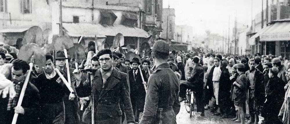 Entrechtet. In Tunesien werden 1942 jüdische Männer von den deutschen Besatzern zur Zwangsarbeit verpflichtet. 
