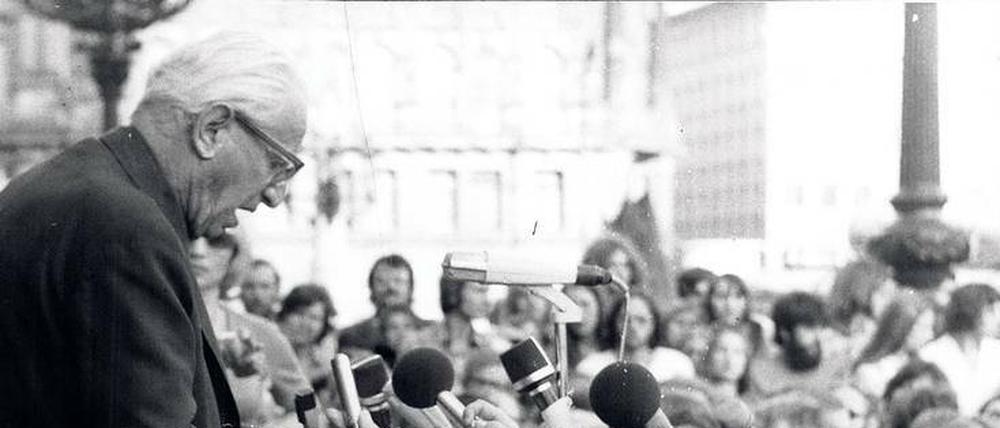 Herbert Marcuse musste 1934 in die USA emigrieren, dort erschienen seine Hauptwerke zur Kritischen Theorie. Der Philosoph und Politologe wurde zum Idol der deutschen Studentenbewegung und sprach 1969 unter anderem in Frankfurt. 