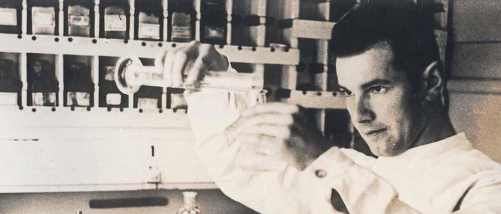 Krieg und Keime. Die Entwicklung biologischer Waffen wurde 1942 auf Befehl Hitlers eingestellt. Das Foto zeigt einen Laboranten in einem Feldlabor der Wehrmacht bei der Herstellung eines Nährbodens für Bakterienkulturen 1942 in der besetzten Sowjetunion. 